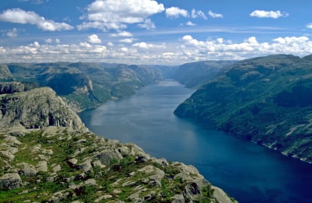 https://kuznia-triathlonu.pl/wp-content/uploads/2026/09/LysebotnViewFromAbovePreikestolen-640x418.jpg